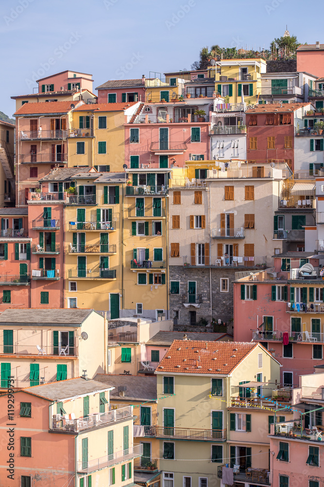 maisons colorées d'un village Italien en pente