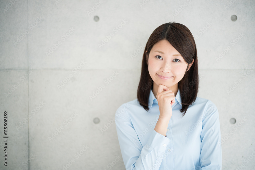 考える女性 考える女性