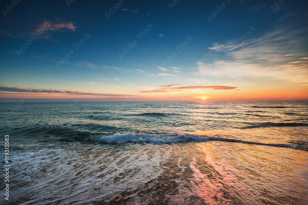 Fototapeta premium Beautiful sunrise over the sea