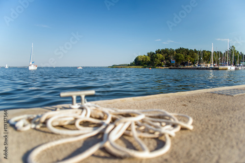 Fototapeta Naklejka Na Ścianę i Meble -  Lato nad jeziorem w porcie żeglarskim