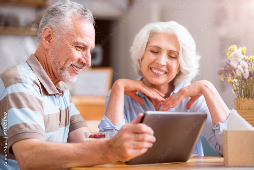 Ταπετσαρία Positive senior couple resting in the cafe