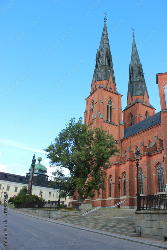 Die Altstadt von Uppsala in Schweden mit der Domkirche St. Erik und dem Gustavianum
