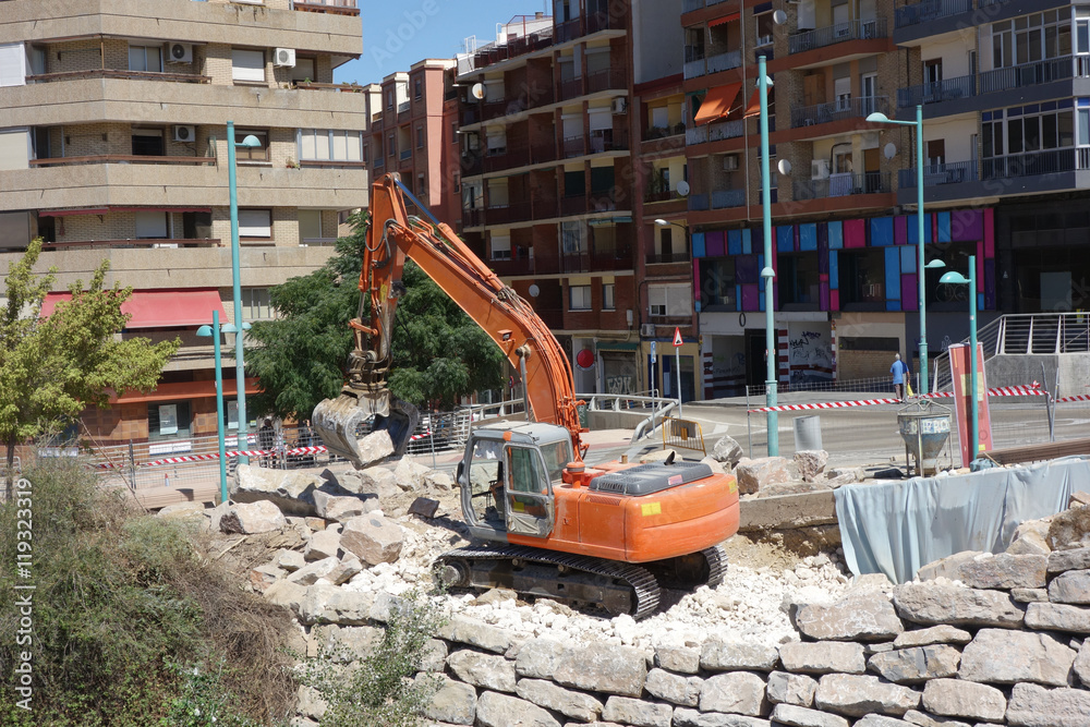 Excavadora arreglando un muro roto en Zaragoza