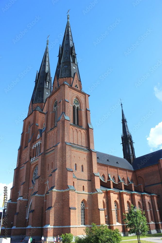 Fototapeta premium Uppsala: Die Türme der berühmten Domkirche St. Erik (Schweden)