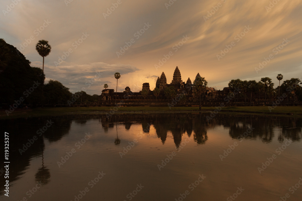 Naklejka premium Beautiful sunset at Angkor Wat temple