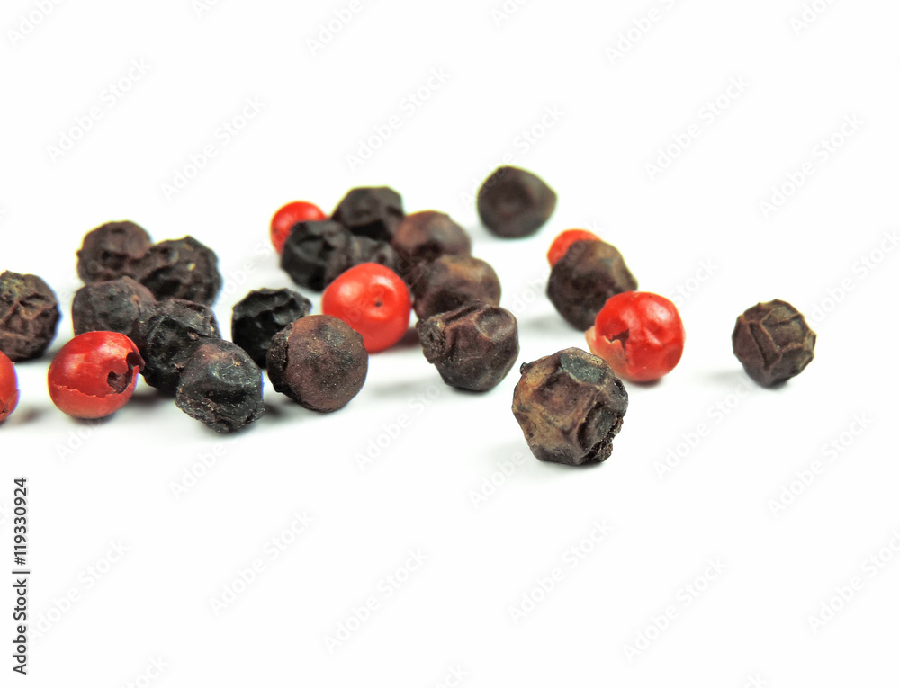 Obraz premium Peppercorns isolated on white background.