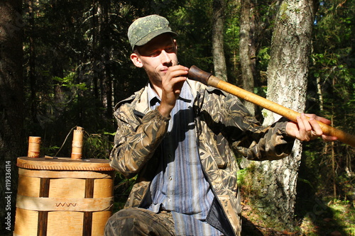 Стрелок с духовой трубкой в лесу