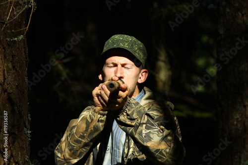 Стрелок с духовой трубкой в лесу