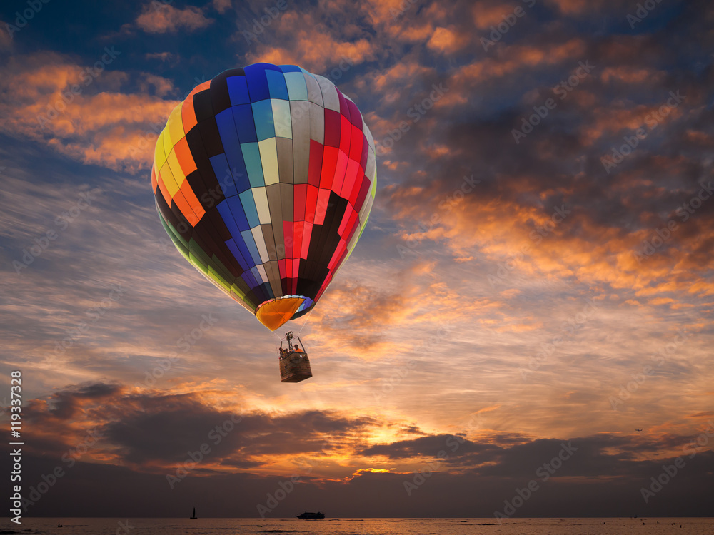 Fototapeta premium Hot air balloon over the sea at sunset