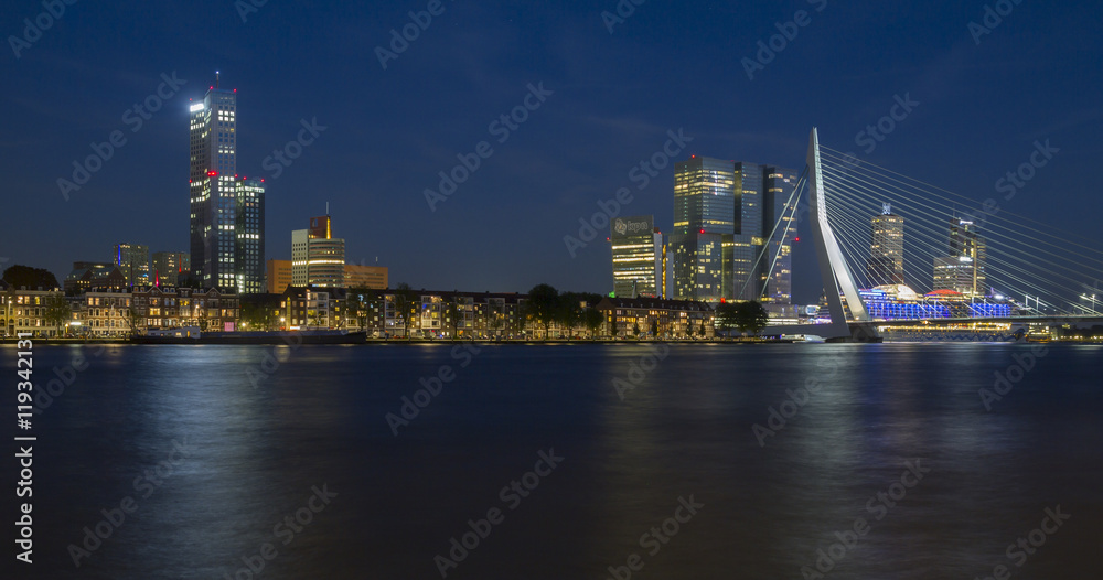Panorámica nocturna de la ciudad de Rotterdam, Holanda