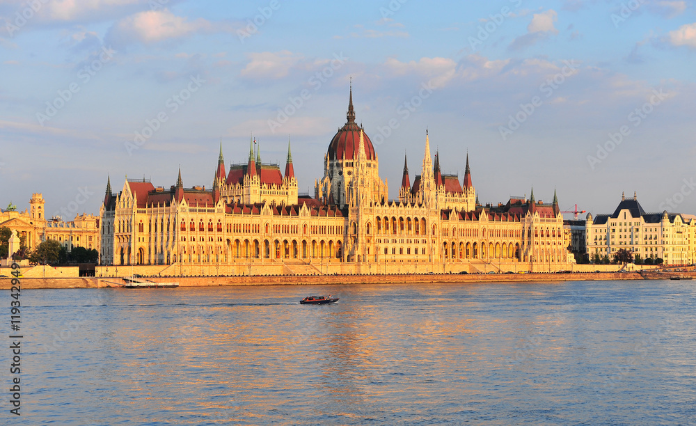 Fototapeta premium Parliament of Budapest on sunset, Hungary