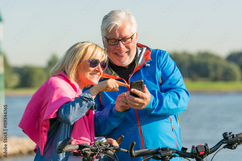 Fototapeta premium senioren bei der radtour