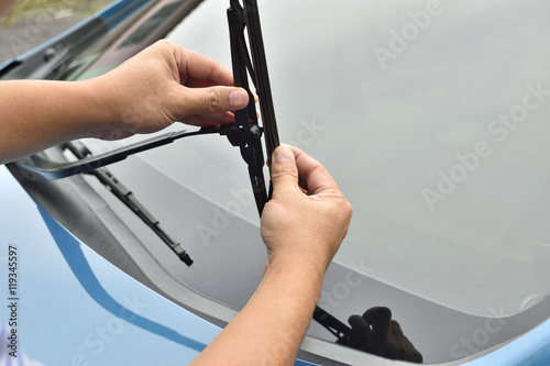 Tableau sur toile man hand picking up windscreen wiper