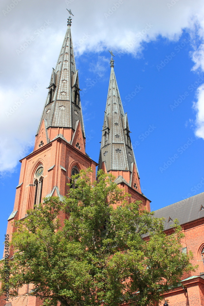 Die Kirchtürme des berühmten Doms St. Erik in der Altstadt von Uppsala (Schweden)