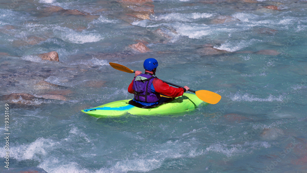 Obraz premium Canoeing in whitewater