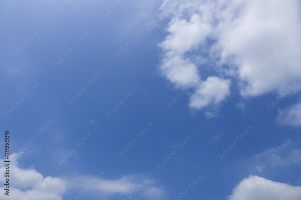 Fototapeta premium Błękitne niebo i chmury letnie niebo w tle