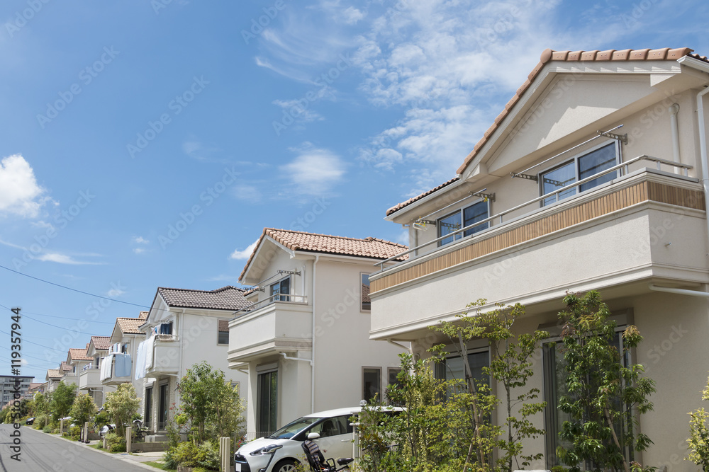 住宅 新築住宅街 イメージ 青空 植栽 庭 カースペース 街並 Stock Photo Adobe Stock