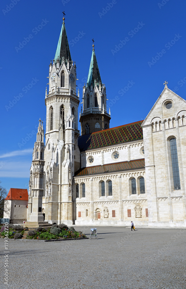 Stiftskirche Klosterneuburg mit Tutz-Säule