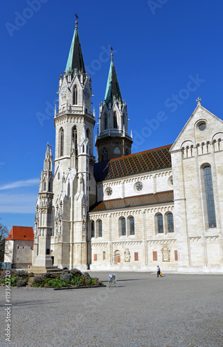 Stiftskirche Klosterneuburg mit Tutz-Säule