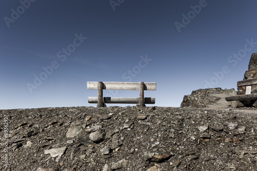 Ruhebank im Hochgebirge