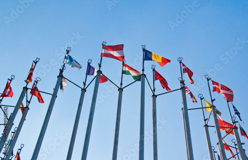 Obraz na płótnie different flags on background of sky w salonie