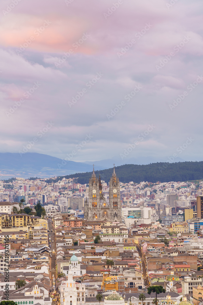 Fototapeta premium Widok na zabytkowe centrum Quito
