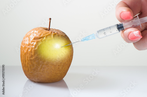 The hand does an injection for smoothing of wrinkles