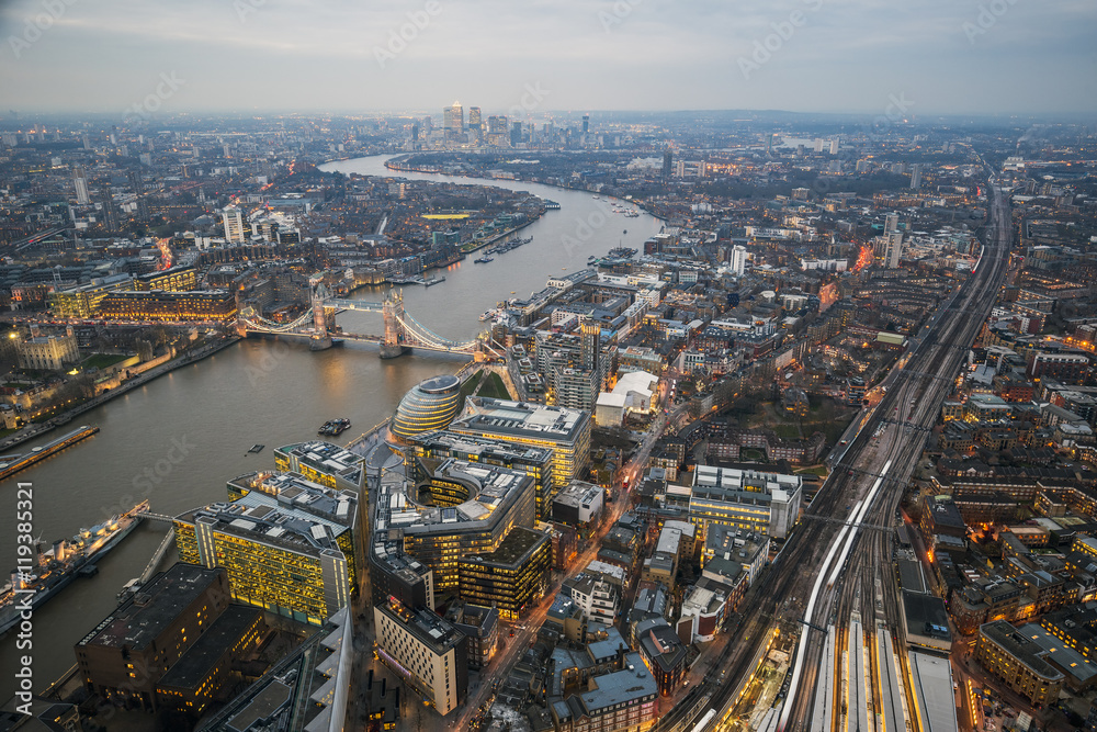 Obraz premium Londyn, Anglia - Widok z lotu ptaka na Londyn z niesamowitym Tower Bridge, Tower of London i wieżowcami Canary Wharf o zmierzchu