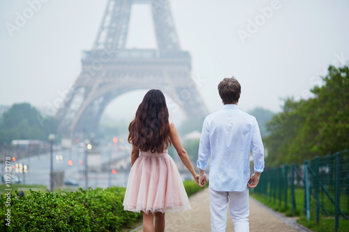 Canvas Print Romantic couple together in Paris