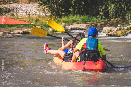 dos chicas en una piragua bajando el río