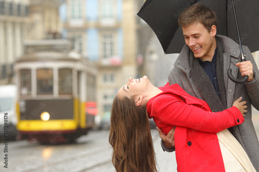 Φωτογραφία Happy playful couple joking in the street