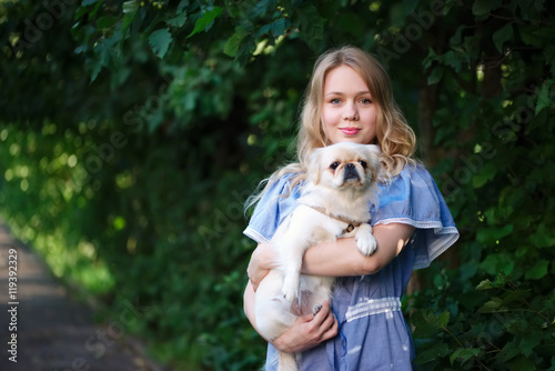 Foto young beautiful girl with pekingese