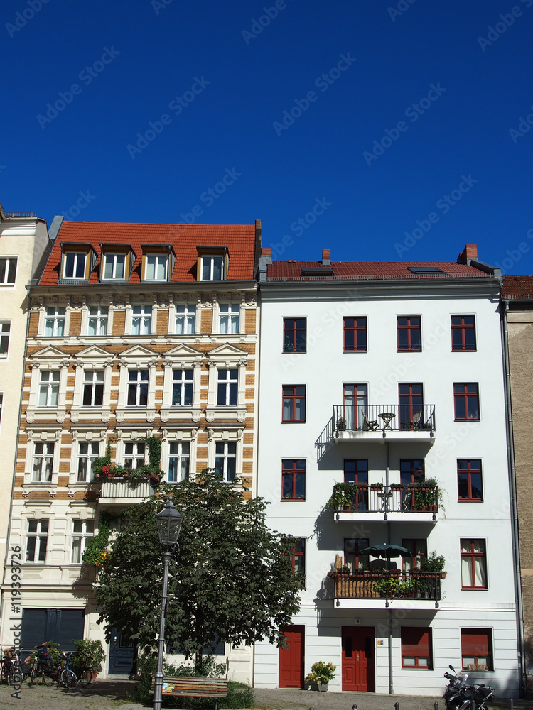 Obraz premium Berlin: Sanierte Altbauzeile in Mitte