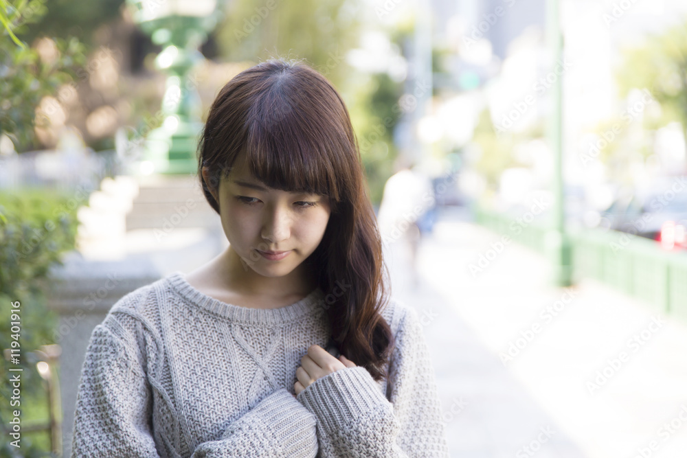 女性 ポートレート 正面 うつむく 考える 悩む 渋谷区 代官山 旧山手通り Stock Photo Adobe Stock