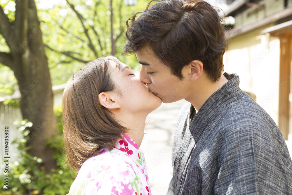 男女 カップル キス 口づけ 愛 浴衣 和服 背景緑 男女 カップル キス 口づけ 愛 浴衣 和服 背景緑