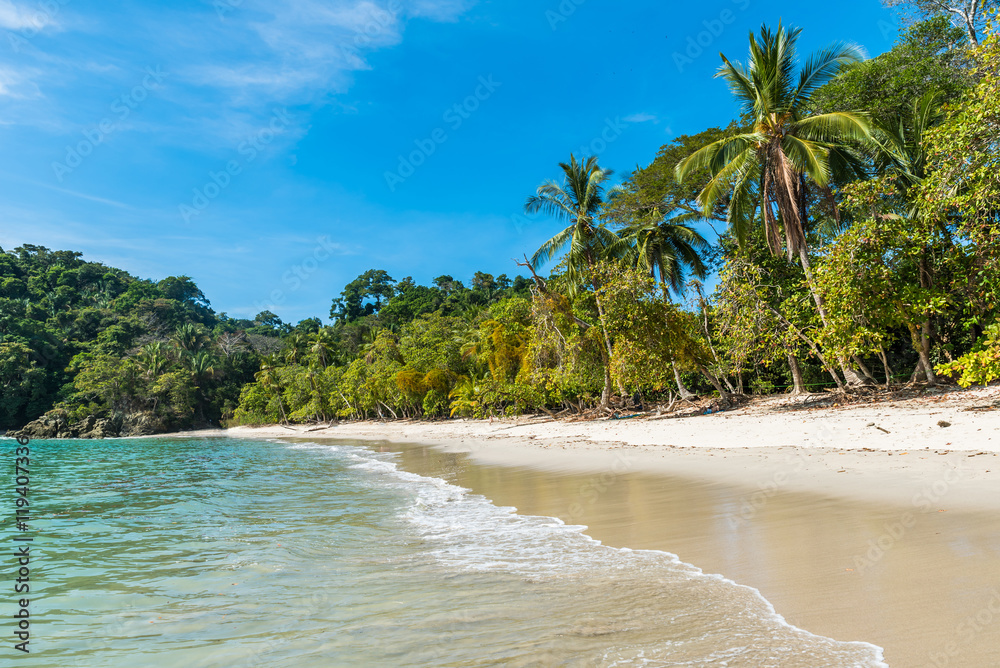 Fototapeta premium Manuel Antonio, Kostaryka - piękna tropikalna plaża
