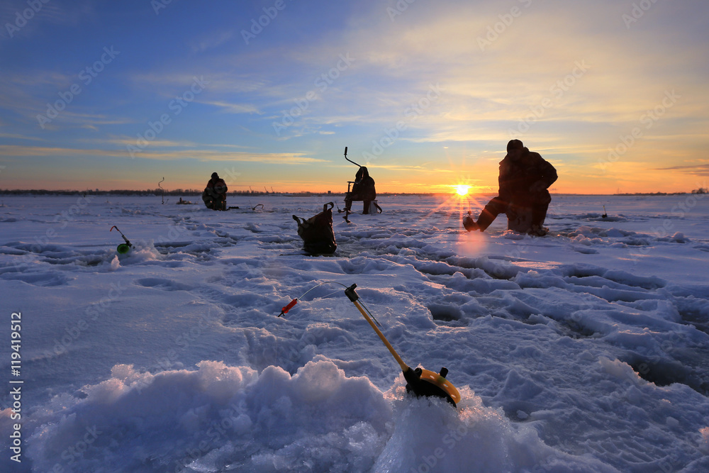 Fototapeta premium Fishermen on the ice