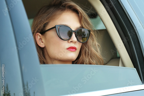 Portrait of pretty young wo...
