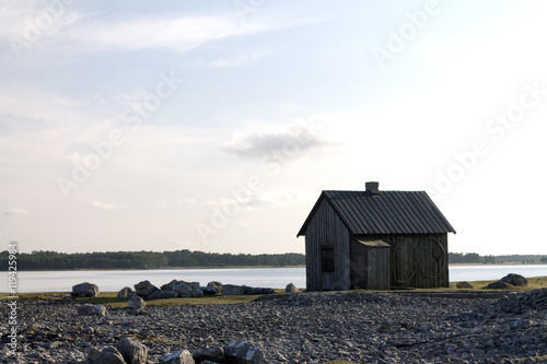 En övergiven stuga på stranden photo