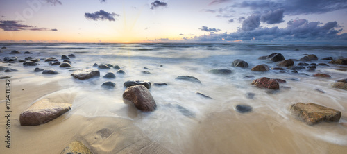 Zachód słońca nad bałtycką plażą,głazy piastowskie na wyspie Wolin
