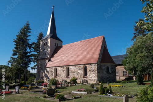 Mittelalterliche Dorfkirche in Siethen mit Gräbern im Vordergrund - Stadt Ludwigsfelde - Landkreis Teltow-Fläming