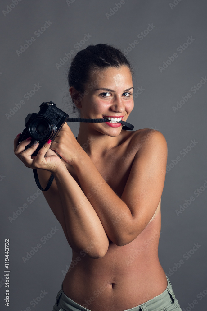 Obraz premium Beautiful young woman with vintage camera
