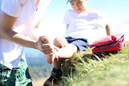 Dziecko skręciło nogę w kostce podczas górskiej wycieczki. Opatrywanie złamanej nogi.