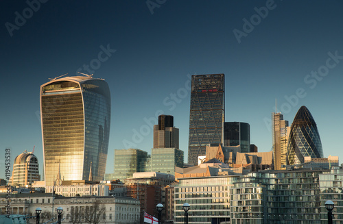 Canvas Print The financial district in London city on the river Thames at sunset