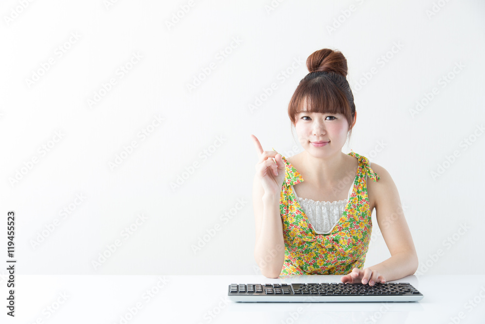 PCを触る女性・白壁 PCを触る女性・白壁