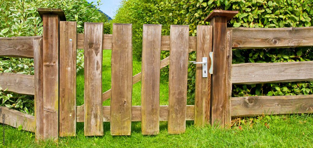 Gartenzaun mit Tür im Grünen - Woden fence on a garden Stock Photo | Adobe  Stock