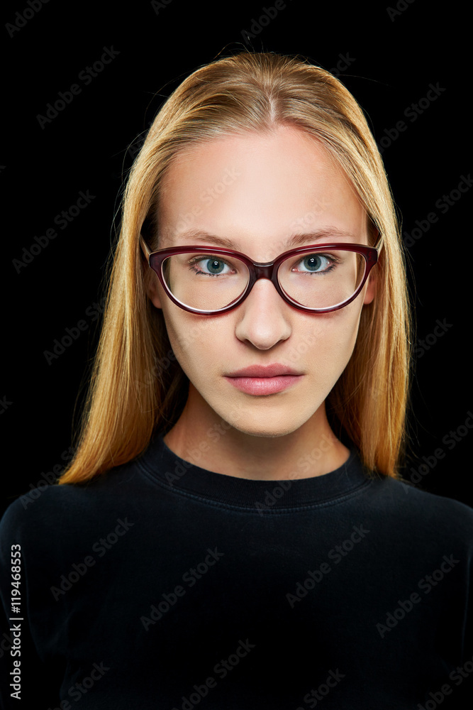 Blonde Frau mit Brille schaut ernst Stock Photo | Adobe Stock