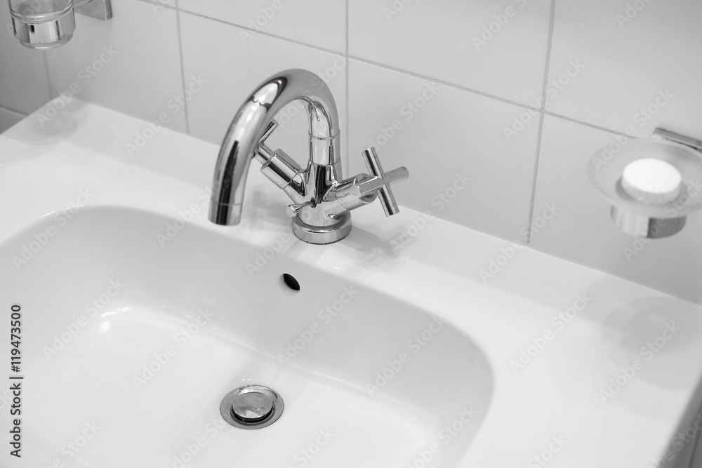 White Sink, Classic Faucets, Bathroom Sink, Elegant Washbasin White Sink, Classic Faucets, Bathroom Sink, Elegant Washbasin