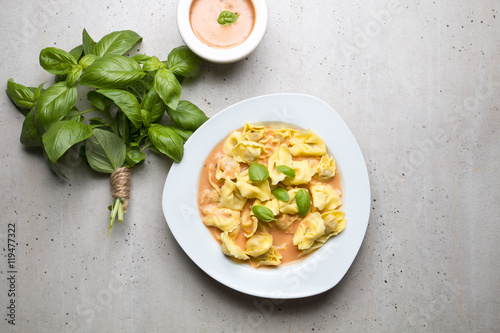 Świeże Włoskie tortellini z sosem pomidorowym i bazylią photo