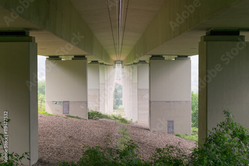 Autobahnbrücke von unten - architektonisch